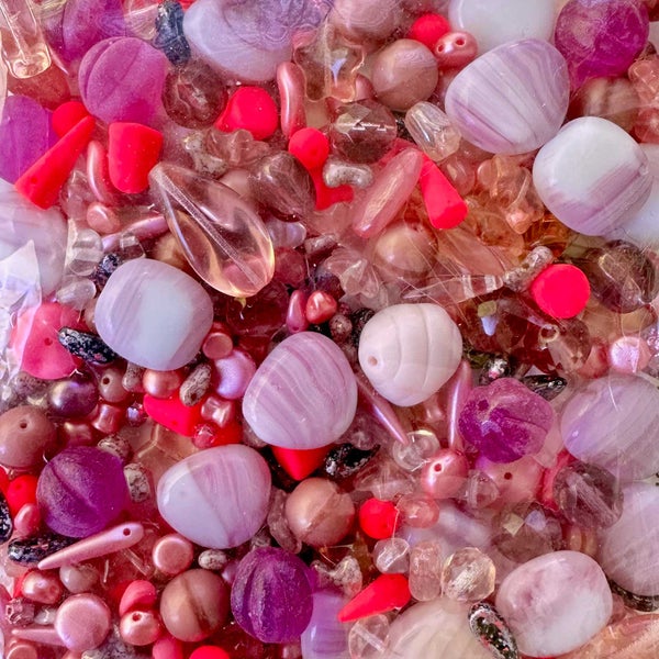 Preciosa helmilajitelma, vaaleanpunaiset, roosat, lilat ja pinkit lasihelmet, 100 grammaa