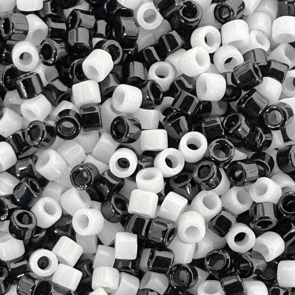 Miyuki Delica 11/0 musta + valkoinen Harlekiini [black + white Harlequine], 20 g