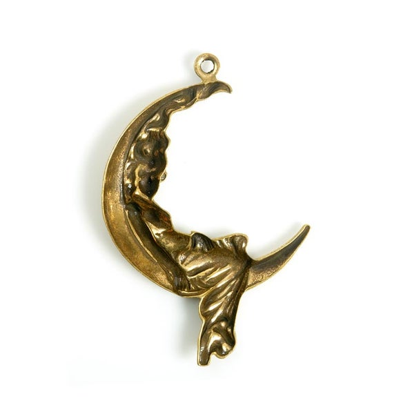 Trinity Brass, riipus, nainen kuussa, 23 x 37 mm [Large Lady in the Moon Pendant], antiikkikulta
