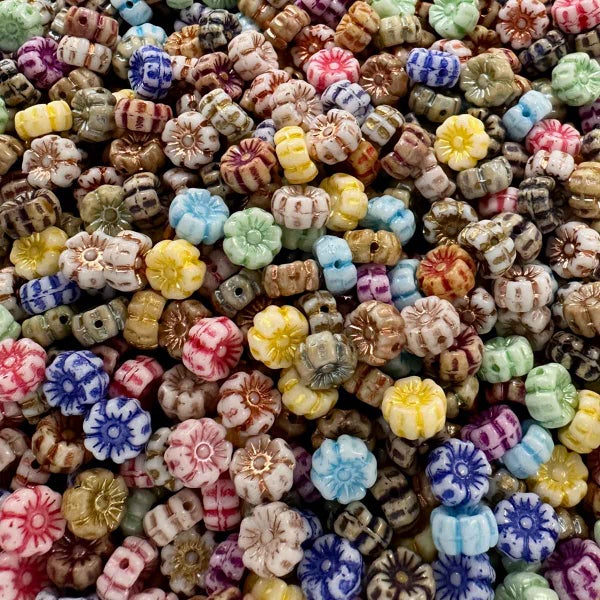 Lasihelmi kukka 7 mm, v&auml;rilajitelma, 50 kpl tukkupakkaus